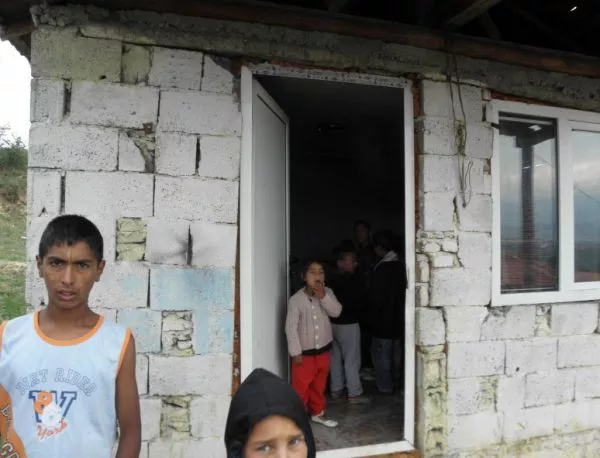 Гърменските роми започнаха да събарят сами къщите си
