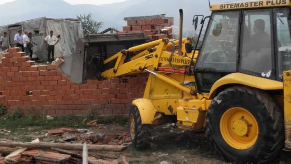 Временно се отлага събарянето на незаконните постройки в Гърмен