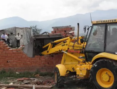 Процесът на събаряне на незаконните постройки в Гърмен ще продължи