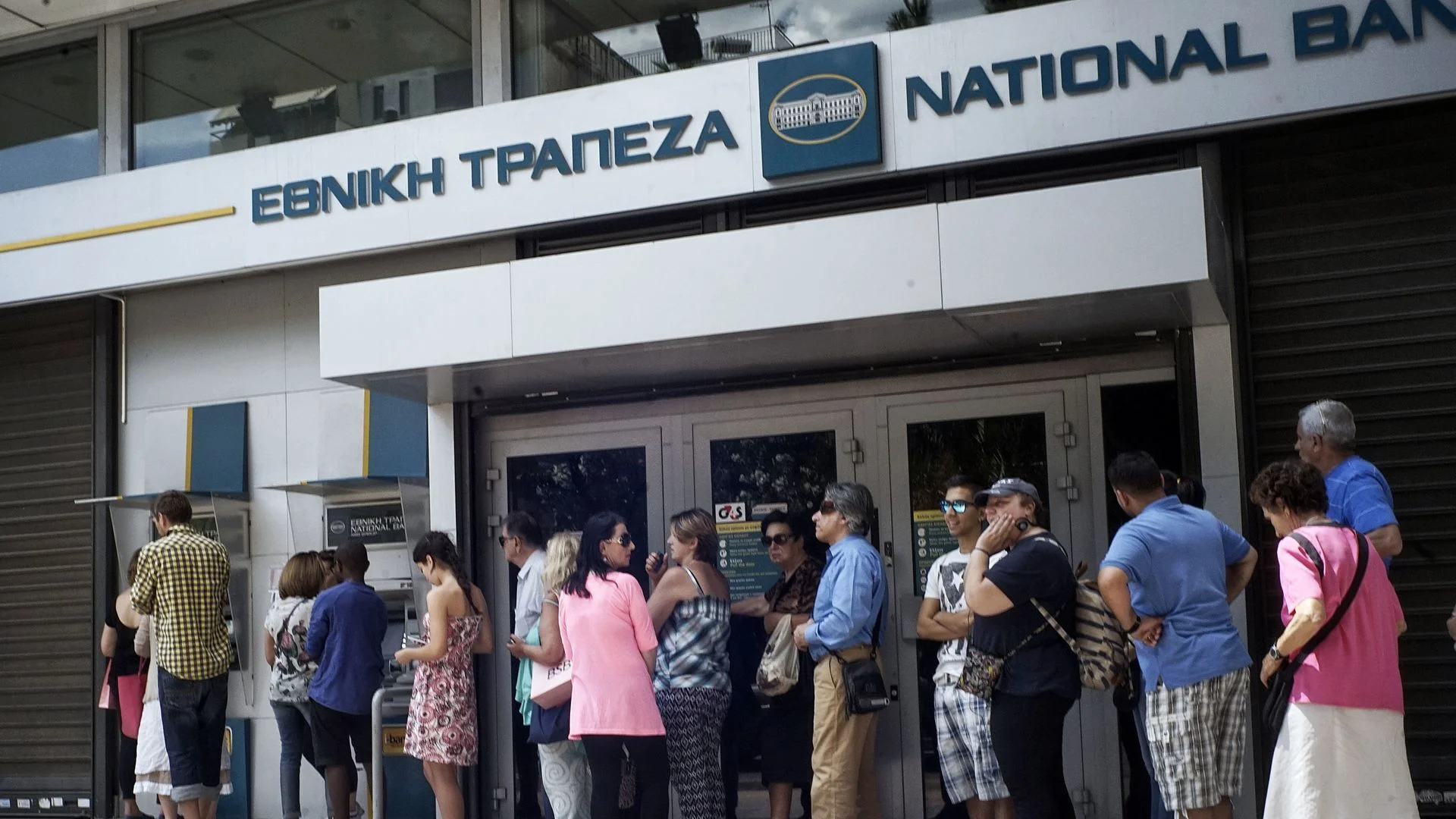 Държавата продаде дела си в голяма гръцка банка