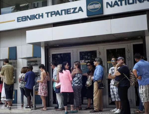 Блумбърг: При фалит на Гърция вложителите ще загубят до 55% от депозитите си