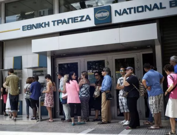Гърция ще поддържа капиталовите ограничения на банките още месеци наред