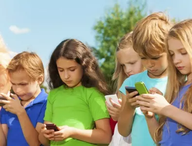 Защо децата в 4 клас в Швеция оставят смартфоните в шкаф - и учителката го заключва