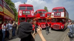 Двуетажни автобуси с нулеви емисии тръгват по улиците на Лондон