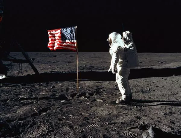 Какво се случва с флаговете забити на Луната?