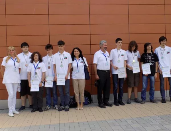 С 8 медала българският отбор е първи на Балканиадата по информатика