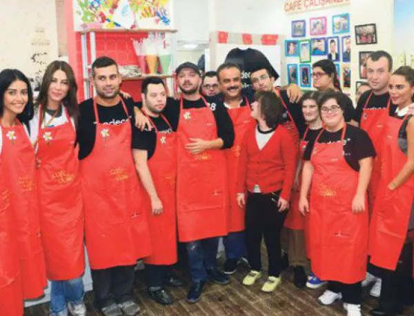 Истанбулско кафене помага на хора със Синдрома на Даун