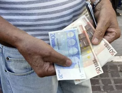 Гърция налага лимит от 1000 евро за изнасяне в чужбина?
