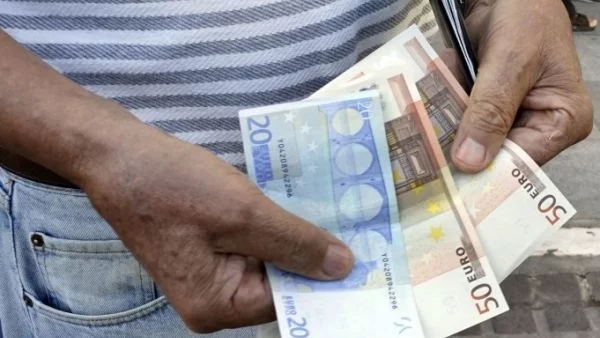 Гърция налага лимит от 1000 евро за изнасяне в чужбина?