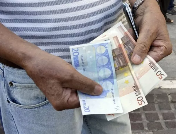В Гърция е в сила новият таван от 840 евро за теглене от банките