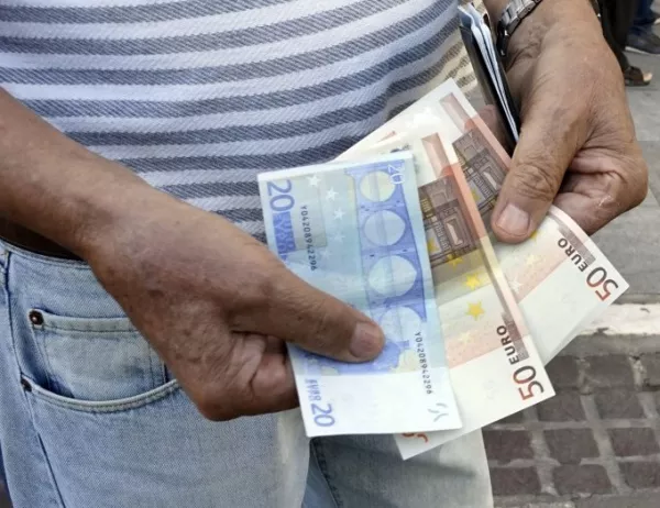 В Гърция конфискуват заплати и пенсии заради дългове