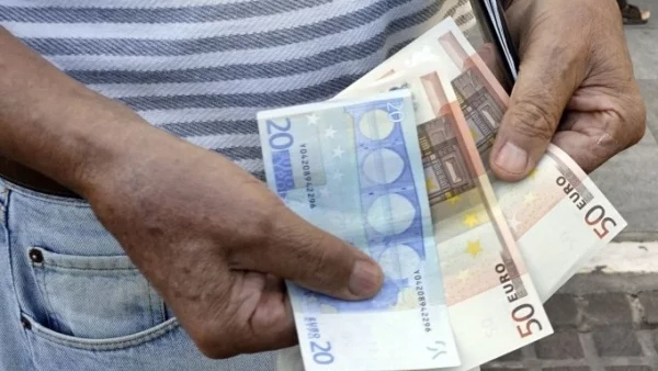 В Гърция конфискуват заплати и пенсии заради дългове