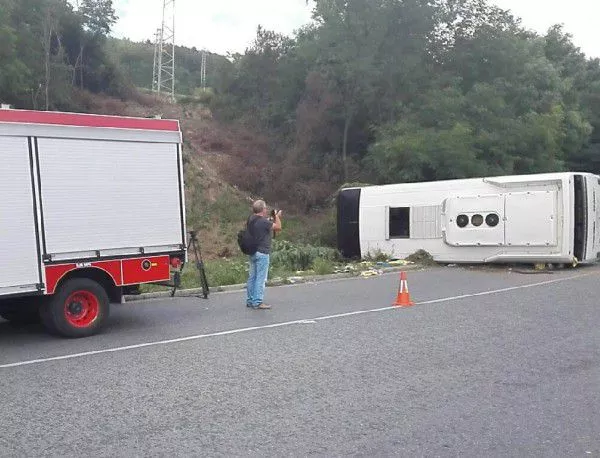 С опасност за живота е шофьорът на катастрофиралия автобус в Румъния