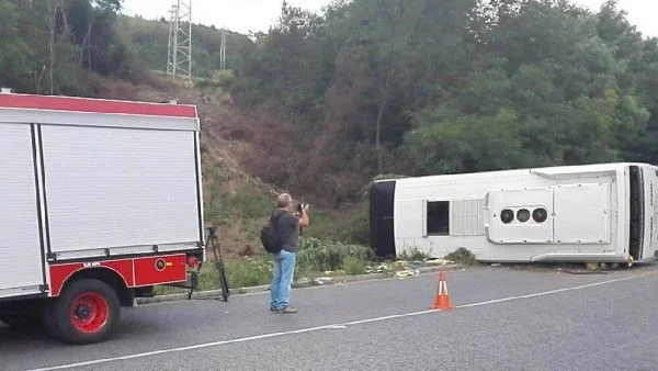 С опасност за живота е шофьорът на катастрофиралия автобус в Румъния