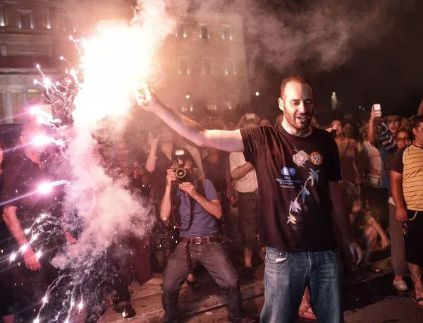 Запалителни бомби и сблъсъци, докато парламентът на Гърция решава