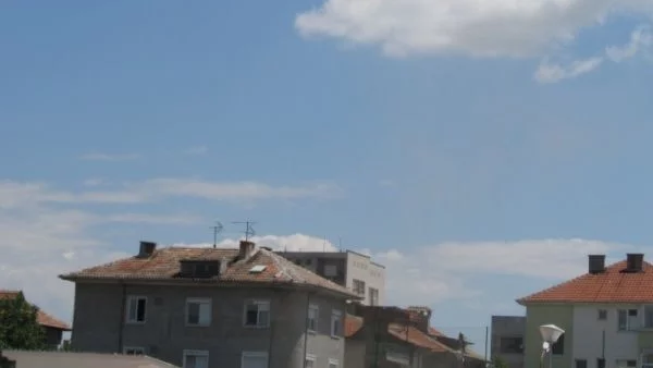 Чадър в полет - и това го има на Градския басейн в Асеновград