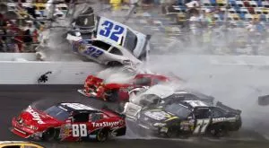 13 ранени след катастрофа на НАСКАР (ВИДЕО)