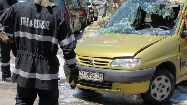 Кола се преобърна по таван в Русе