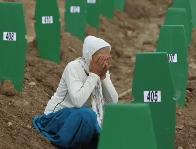 Хиляди се включиха в шествие в памет на жертвите на клането в Сребреница