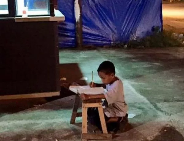 Бездомно филипинче вдъхнови хиляди да учат
