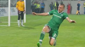 Защо жълтият картон на Моци стана червен? 