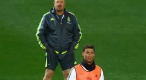 ВИДЕО: Бенитес търси одобрение, срещна ледения поглед на CR7