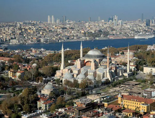 Стрелба и взрив пред дворец в Истанбул 