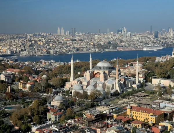 Двама души загинаха при срутването на стена в истанбулски парк 