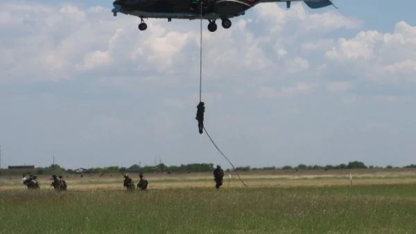 Близо 750 военнослужещи от България и Америка провеждат учение в авиобаза Крумово