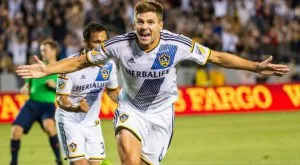 ЛА Галакси вбеси феновете като прекръсти Стиви Джи