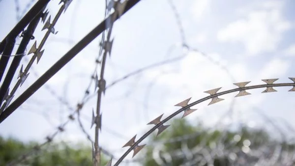 Унгарски политик преряза оградата, полицията го прибра