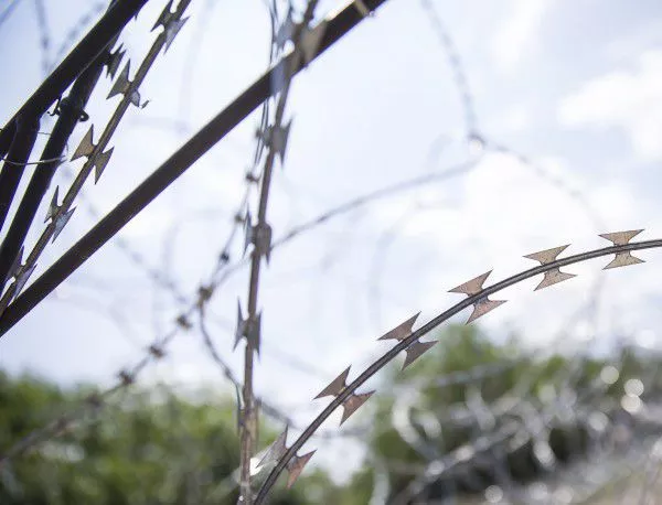 Унгария затваря с ограда границата с Хърватия