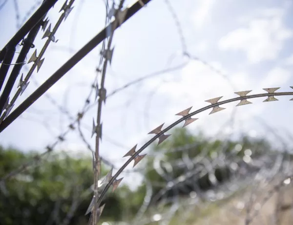 Част от оградата по границата с Турция се срути
