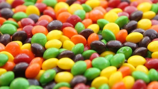 Оцветените бонбони - пълни с вредни вещества