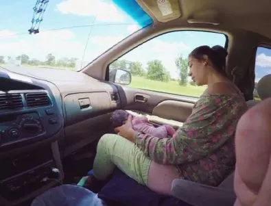 Жена ражда, докато съпругът й кара към болницата