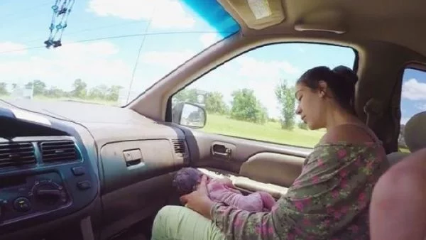 Жена ражда, докато съпругът й кара към болницата