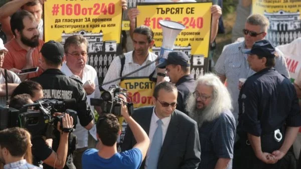 Протестиращи считат Борисов е говорител на ДПС, Плевнелиев пак с общи приказки