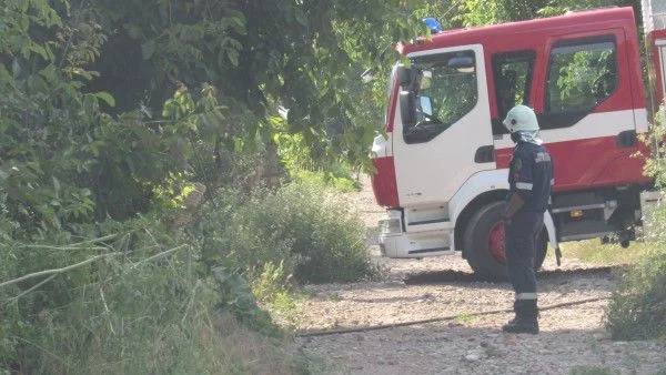 Продължава гасенето на пожара в землището на с. Лесово