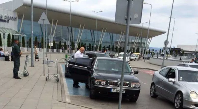 "Наглият шофьор" Красен Кралев изловен да паркира на място за инвалиди