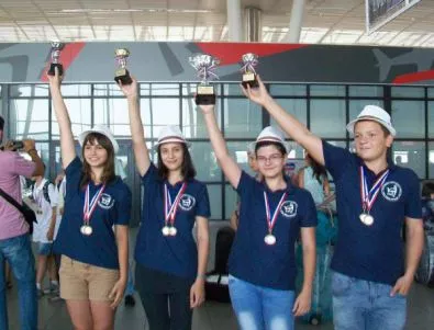Медал и купа завоюваха математиците от ПМГ - Бургас на състезание в Хонконг