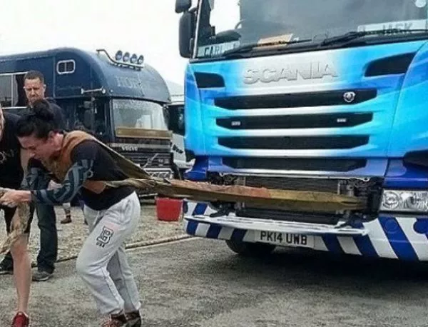 Крехка женица мести товарни камиони от място