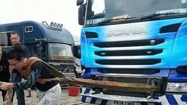 Крехка женица мести товарни камиони от място