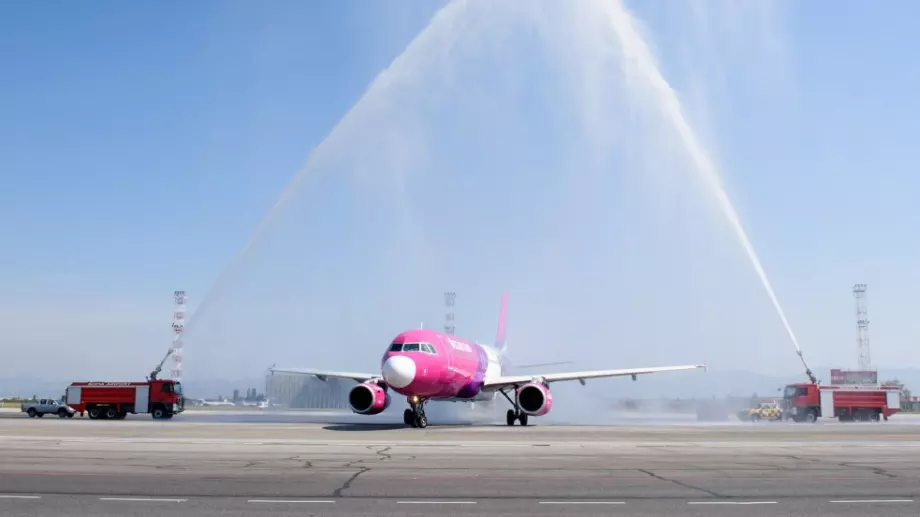 Пак лоши новини от Wizz Air: Българи останаха да чакат на летище в Германия