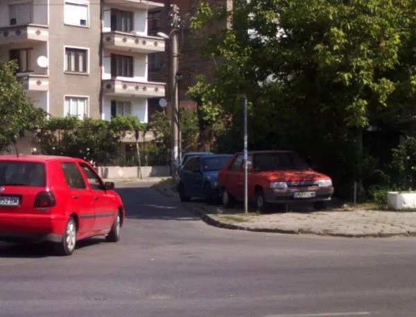 Инспектори погват неправилно паркирали по тротоарите в Асеновград