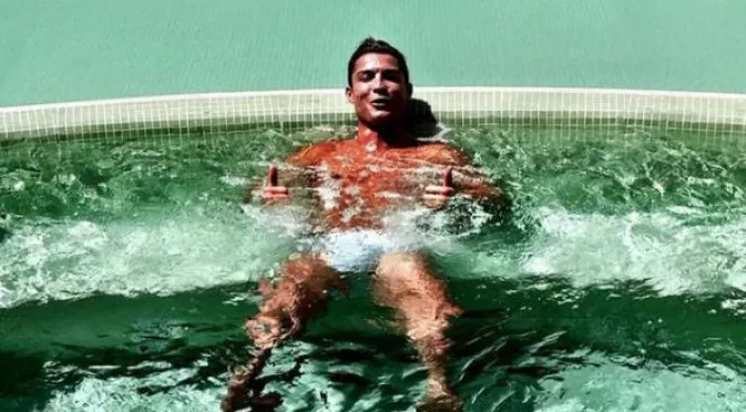 ВИДЕО: Роналдо подлуди хомосексуалните с позата, в която тренира
