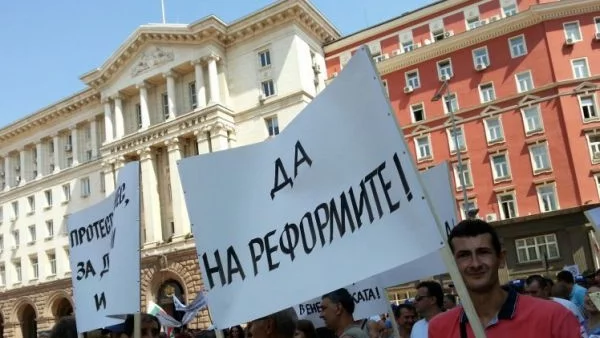 Синдикати, работодатели и служители протестират срещу поскъпването на тока