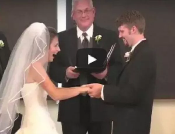 ВИДЕО: Жена избухва в смях по време на сватбата си. Вижте защо...