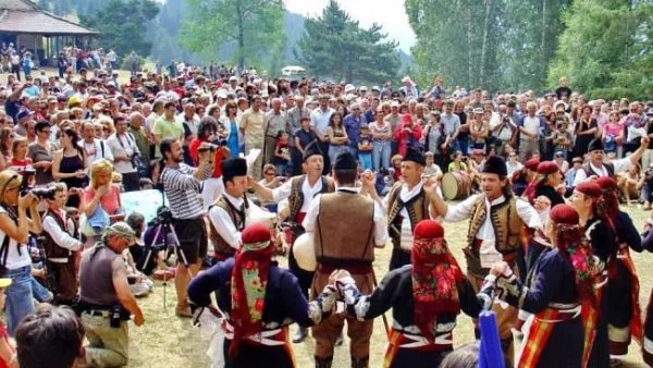 Село Гела събра над 10 хиляди души за Гайдарското надсвирване 