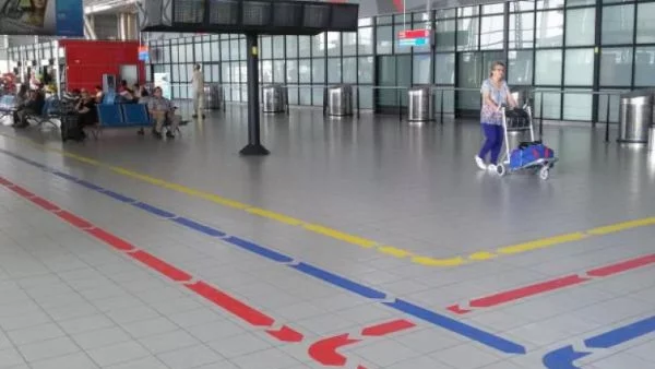Цветни линии на летището вече упътват пътниците към "правилните" таксита
