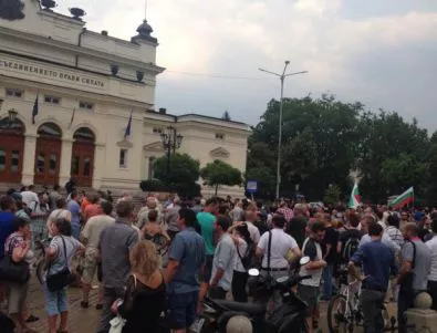 Протестиращи се събраха пред НС срещу избора на Манолова за омбудсман (СНИМКИ)